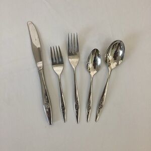Oneida Lasting Rose Silverware Set